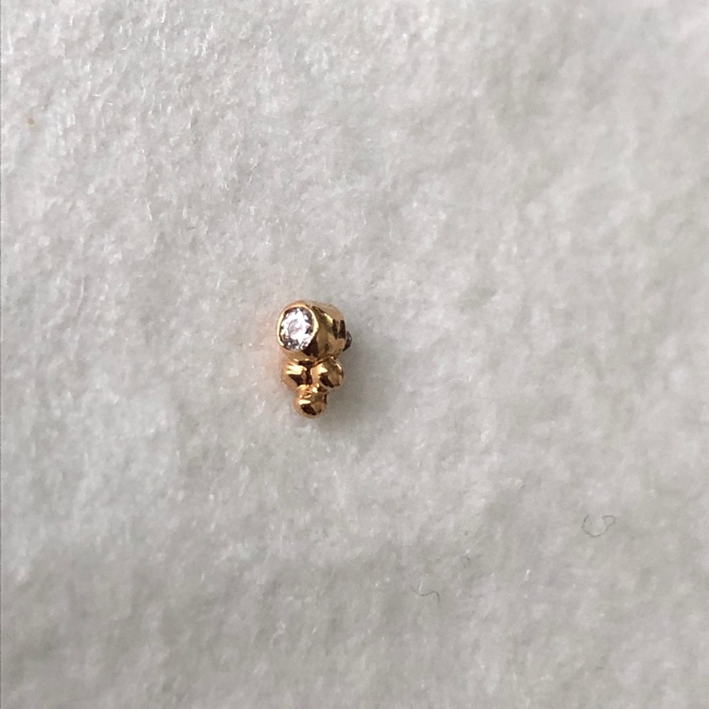 18k gold Sabrina threaded end with CZ gem 18/16g